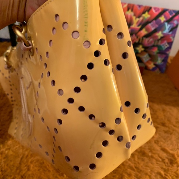 💯 Authentic Chanel Cream Perforated Shopper - Picture 10 of 16
